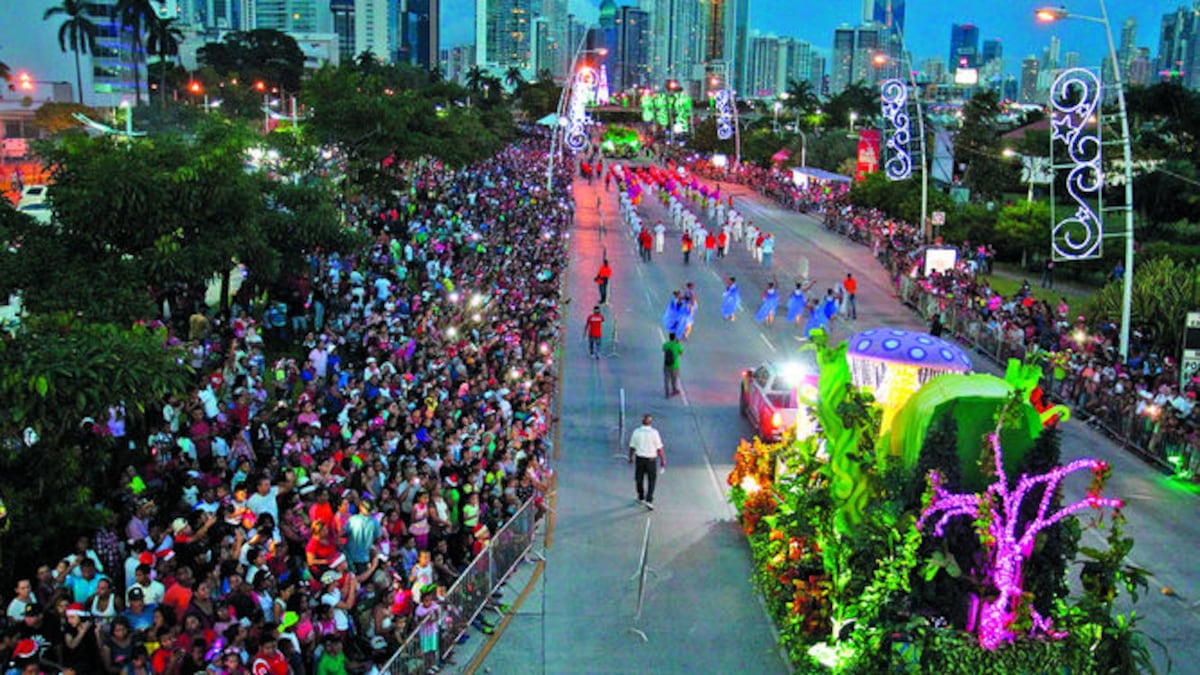 La cinta costera fue el punto de encuentro para las familias panameñas y extranjeras que asistieron al desfile ‘Brilla la Navidad’.