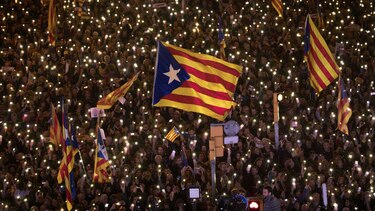 Cataluña: miles piden libertad de separatistas encarcelados