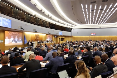 OMI aprueba normativa para reducir las emisiones en el transporte marítimo