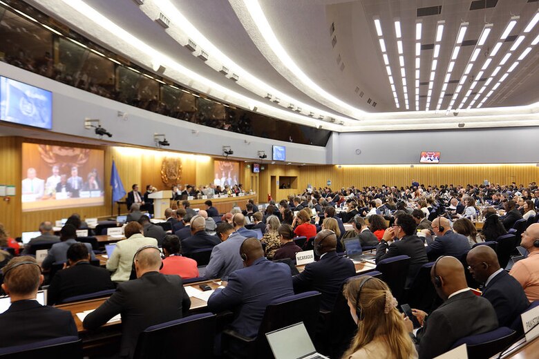 OMI aprueba normativa para reducir las emisiones en el transporte marítimo