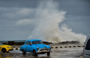 Tormenta Eta deja Cuba y se fortalece nuevamente en su ruta a Florida