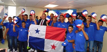 Equipo Sub-14 realiza última práctica y recibe pabellón