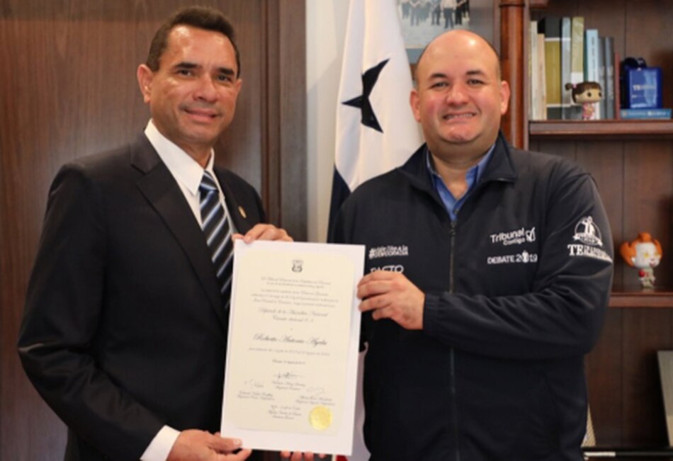 TE entrega credenciales al diputado Roberto Ayala