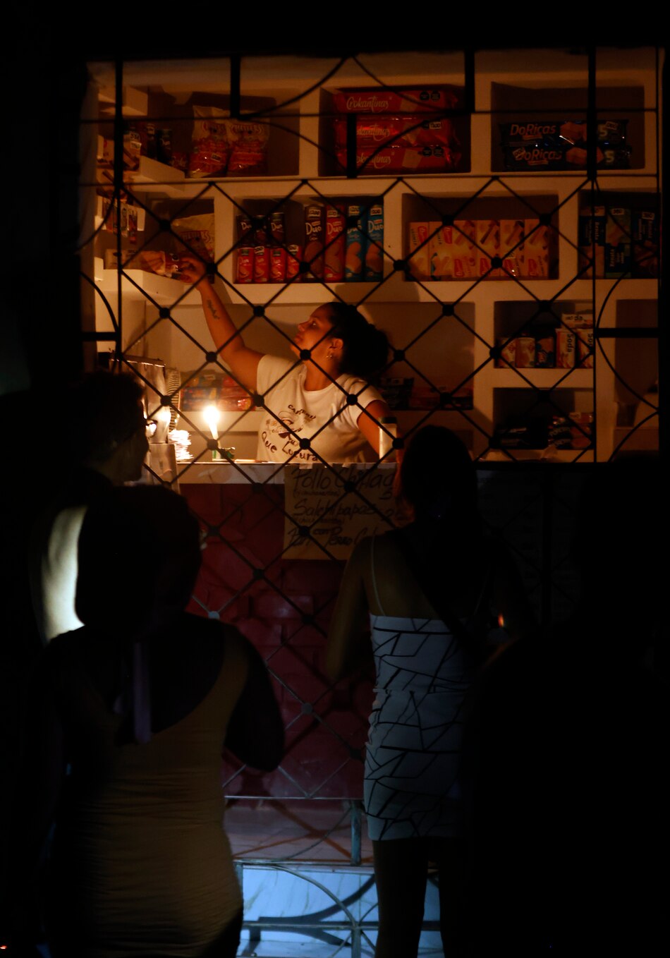 Calles espectrales y cena en hogueras: Una noche a oscuras en el gran apagón de Cuba