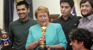 Bachelet recibe a ganadores del primer Oscar para Chile