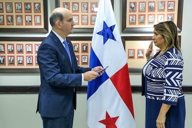 Con la promesa de hacer más transparente la Lotería, la nueva directora toma posesión