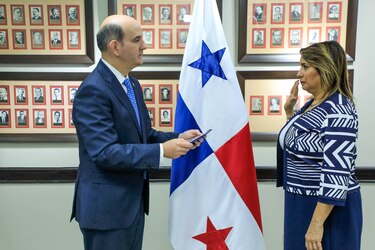 Con la promesa de hacer más transparente la Lotería, la nueva directora toma posesión
