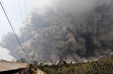 Al menos 11 muertos por la erupción de un volcán en Indonesia
