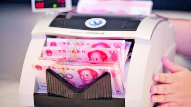 El yuan cae a su nivel más bajo en ocho años