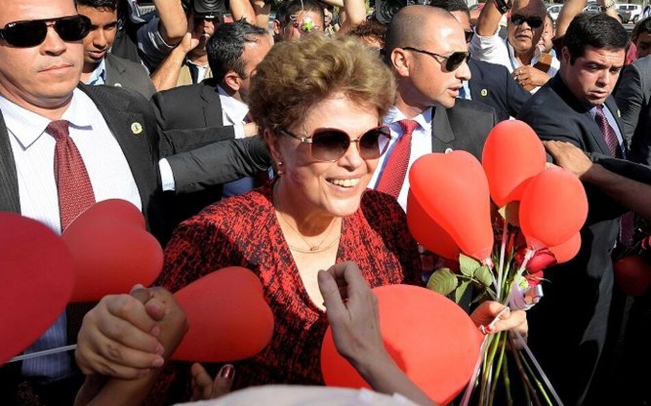 Expresidenta Dilma Rousseff deja la residencia presidencial
