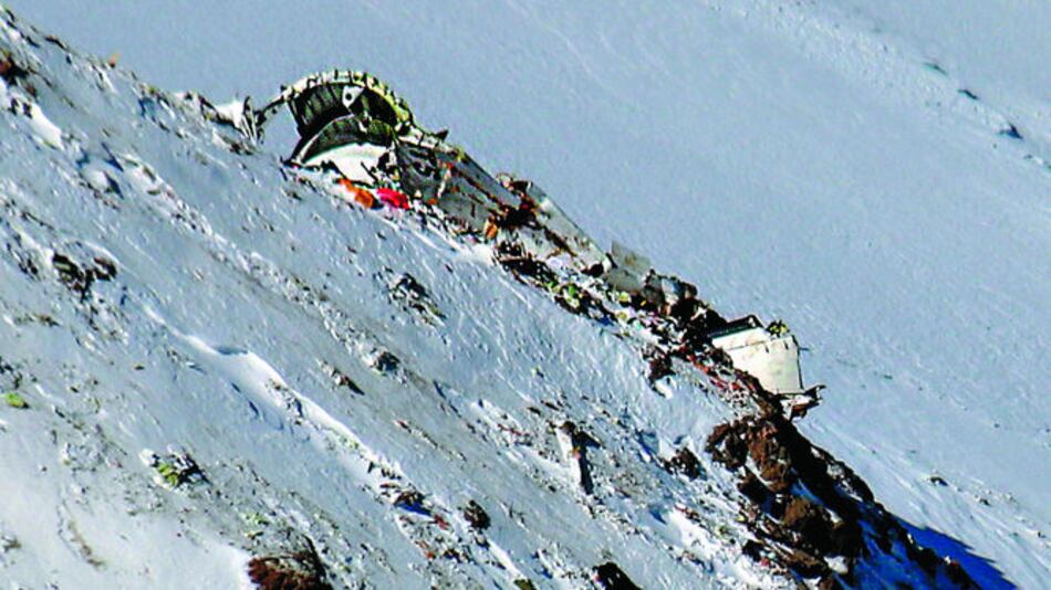 Localizan restos de avión iraní estrellado