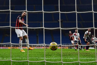 Ibrahimovic marca un doblete contra el Crotone y supera los 500 goles en club