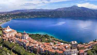 Cómo es Castel Gandolfo, el palacio de verano de los papas que es más grande que el Vaticano y que León XIV ha vuelto a usar para vacacionar