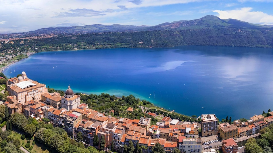 Cómo es Castel Gandolfo, el palacio de verano de los papas que es más grande que el Vaticano y que León XIV ha vuelto a usar para vacacionar