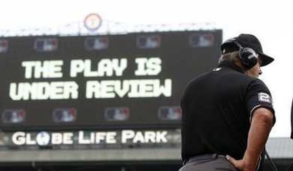Árbitros de béisbol podrían explicar jugadas al público