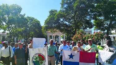 Profesionales del agro entregan pliego a la Presidencia