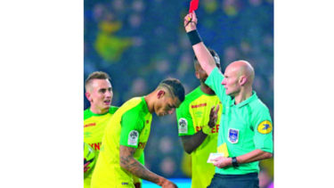 Tarjeta roja para árbitro que pateó a un jugador