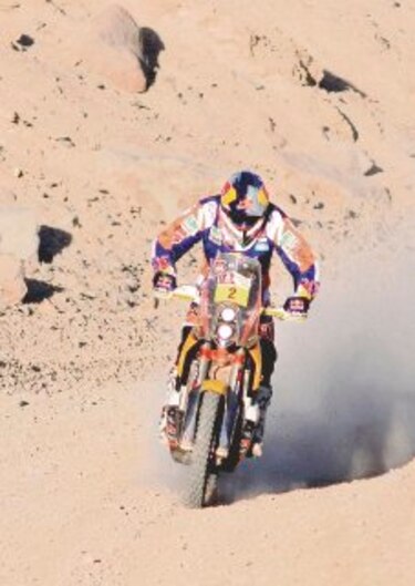Coma gana etapa y sigue de líder en motos