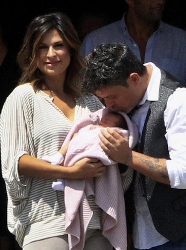 Primer posado oficial de Alma, la hija de Alejandro Sanz