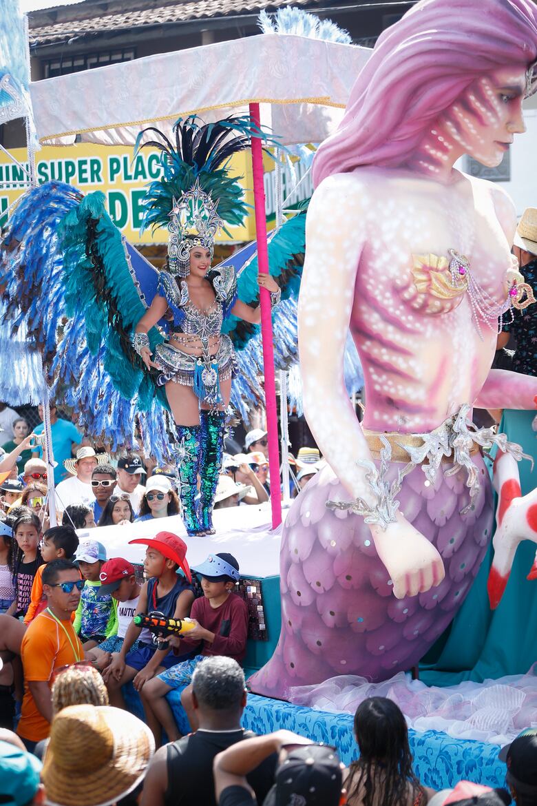 Carnaval en Santiago: sol, agua y música marcan la tercera jornada de fiesta