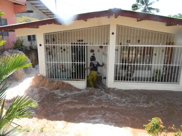 Rotura de tubería causa inundación en cuatro casas en La Chorrera
