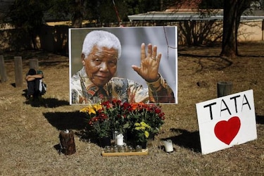 Mandela afronta su sexto día en estado crítico y Sudáfrica espera noticias