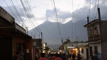 Retoman búsqueda de víctimas por erupción del Volcán de Fuego