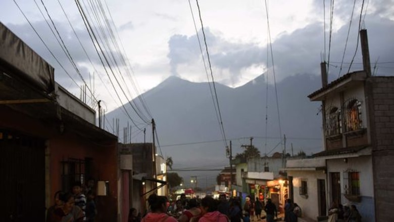 Retoman búsqueda de víctimas por erupción del Volcán de Fuego