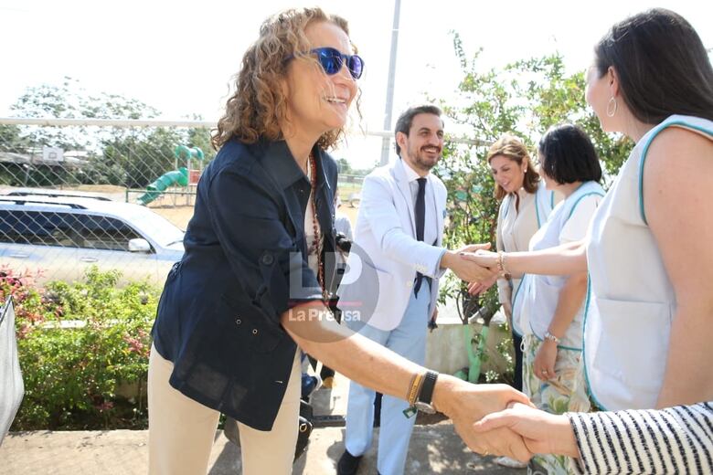 La infanta Elena comparte con 45 madres adolescentes del Centro Las Claras