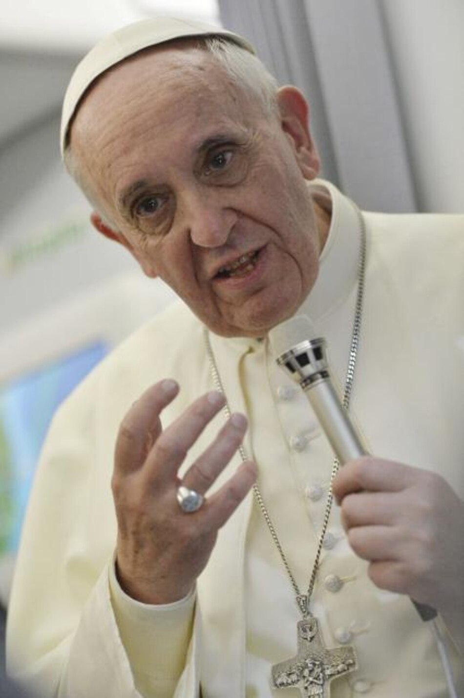 Francisco condena 'lobby gay' del Vaticano, pero evita 'juzgar' a homosexuales