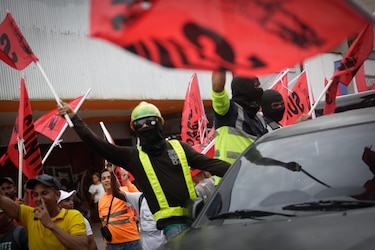 Enfrentamientos en los predios de la Asamblea Nacional debido al contrato minero; reportan un herido