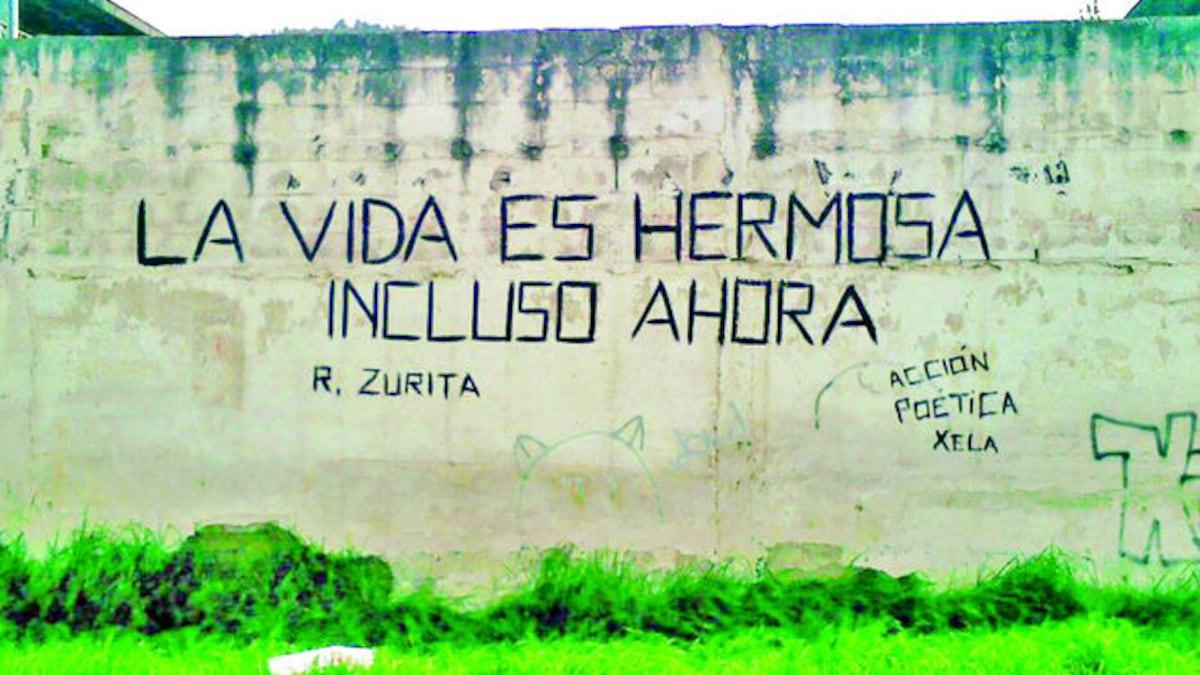 Primer verso pintado por Acción Poética Quetzaltenango (Guatemala), uno de los países en que se mantiene fuerte el movimiento. CORTESÍA