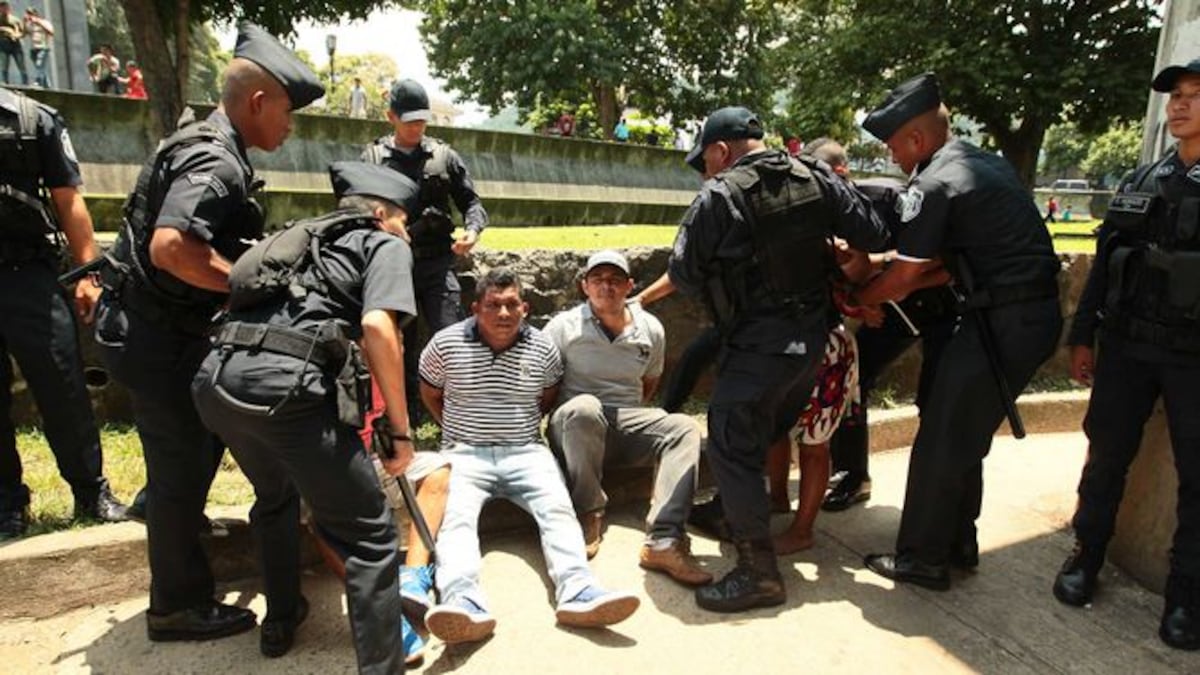 Protesta deja al menos 20 detenidos y a policías heridos