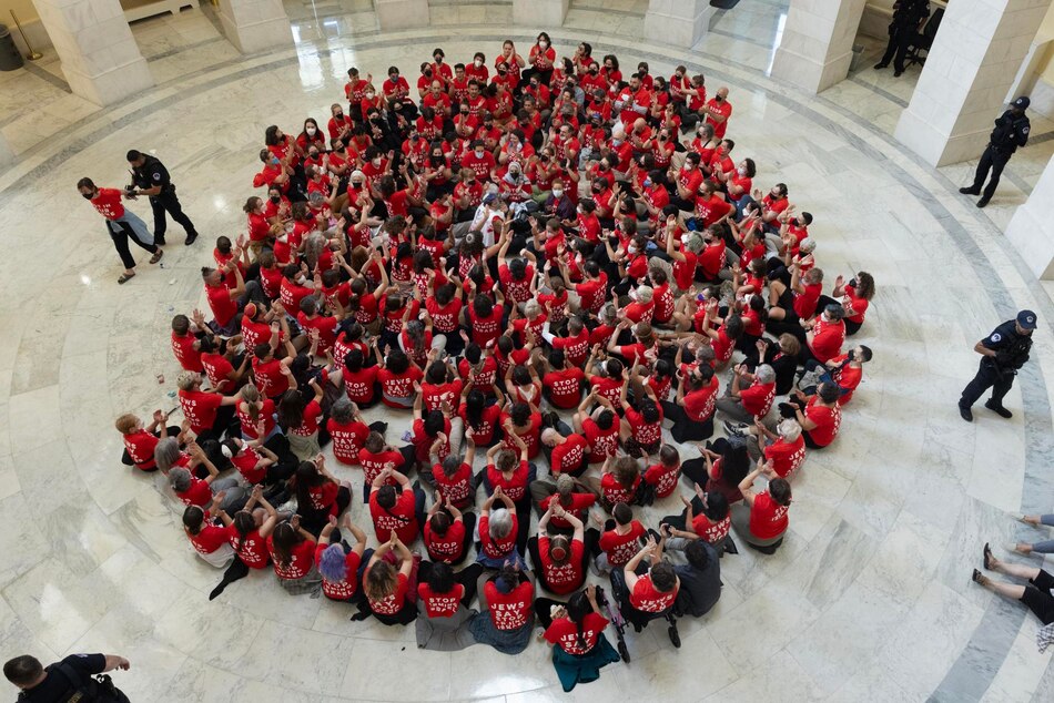 Policía detiene a 200 personas por protestar en el Congreso contra la visita de Netanyahu