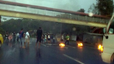 Moradores de Nueva Providencia cierran la Transístmica