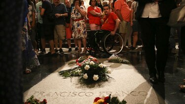 España inicia plan para retirar restos de Franco de mausoleo