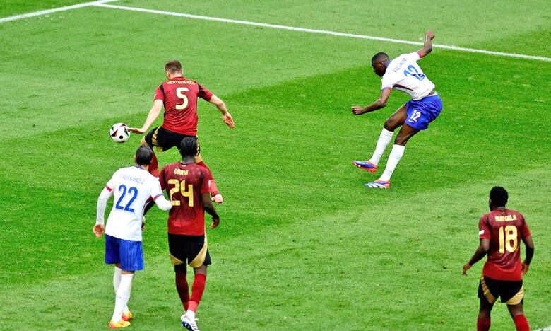 Francia se clasifica para cuartos con un gol de rebote