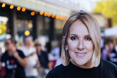 Céline Dion regresa triunfal y emocionada al escenario en París