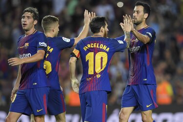 Barcelona regala una victoria a su enlutada ciudad