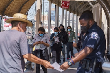 OPS llama a proteger a las poblaciones más vulnerables de los impactos sociales causados por la Covid-19
