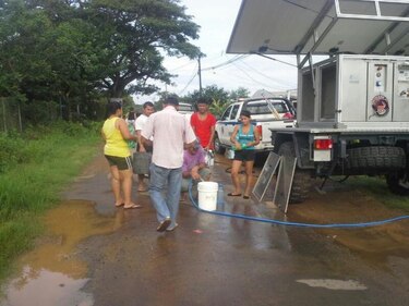Carros cisterna abastecen de agua a los residente de Chitré