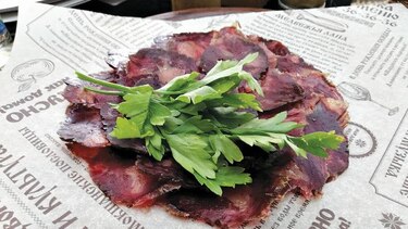 Comiendo jabalí