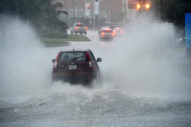 Lluvias causan voladura de techos y caída de árboles en la capital