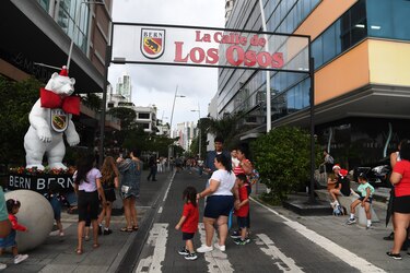 Navidad 2024: encendido de luces de la ‘Calle de los Osos’ en calle Uruguay y en el parque Omar