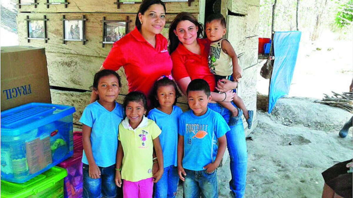 Las oficiales del banco departieron con los niños de El Entradero.
