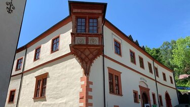 La fascinante historia del pequeño pueblo europeo que creó el primer dólar y fue clave en el inicio de la era nuclear