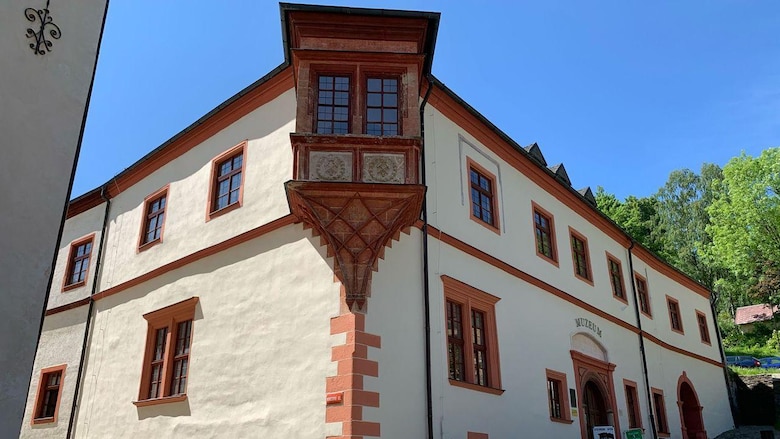 La fascinante historia del pequeño pueblo europeo que creó el primer dólar y fue clave en el inicio de la era nuclear