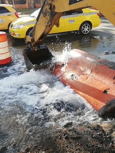 Se suspende suministro de agua tras perforación de línea de 54 pulgadas en la vía Transístmica