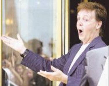 Devuelven diario robado a Paul McCartney