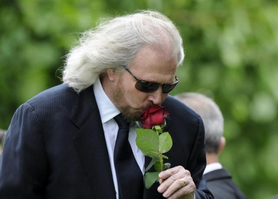 Barry Gibb admite que es ‘duro’ tocar sin sus hermanos